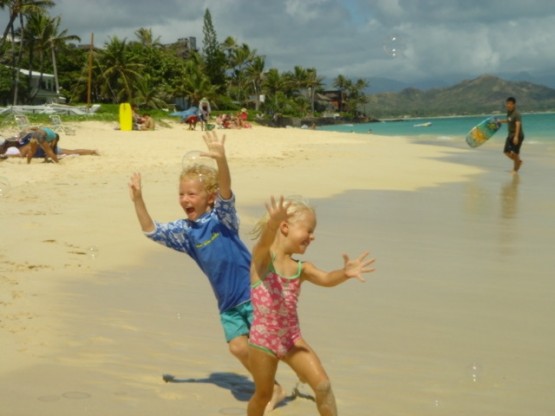 hawaii-lanikai-beach-catchingbubbles Catching bubbles